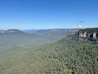 20. Reisetag – Tagesausflug in die Blue Mountains – Elysian Rock Lookout – Die Three Sisters von hinten