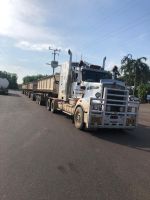 Roadtrain mit vier Anhängern