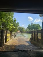 noch durch den Fluss mit lauter Krokodilen direkt an der Straße und wir sind fast da