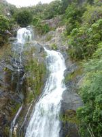 Wasserfall während Bahnfahrt