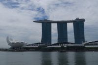 Singapur - Skyline mit Art Science Museum und Marina Bay Sands Hotel.jpg