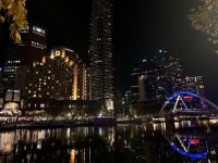 Melbourne Skyline bei Nacht.jpeg