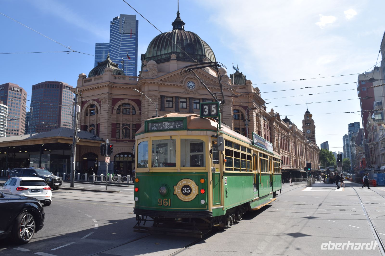 alte Tram vor der prächtigen Bahnstation