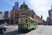 alte Tram vor der prächtigen Bahnstation