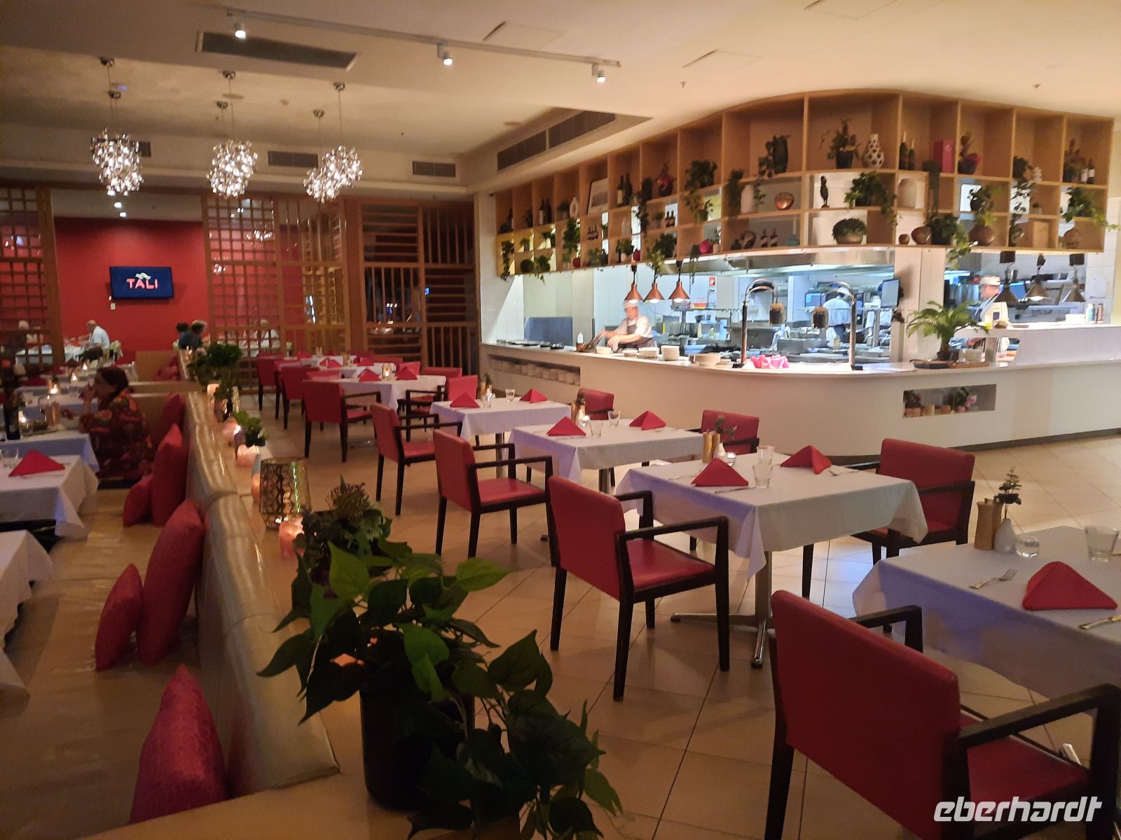 Hotelrestaurant mit offener Küche.