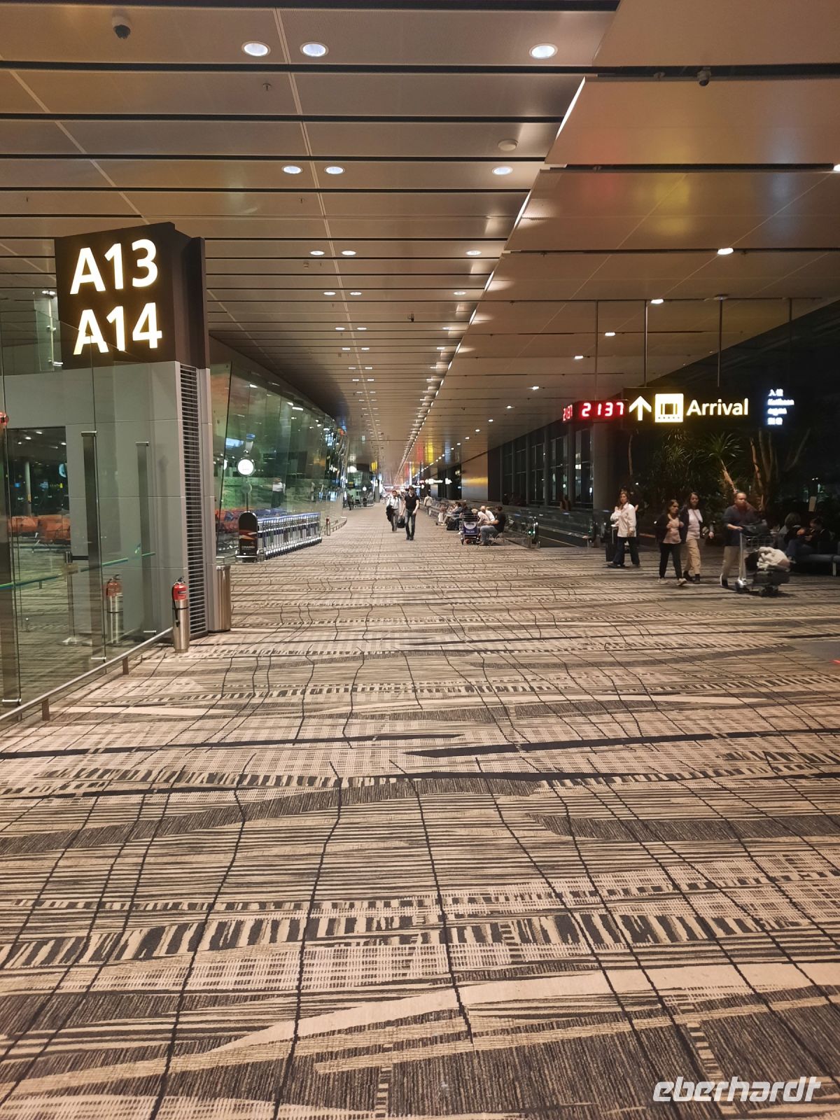 zurück in Singapur auf dem riesigen Flughafen Changi