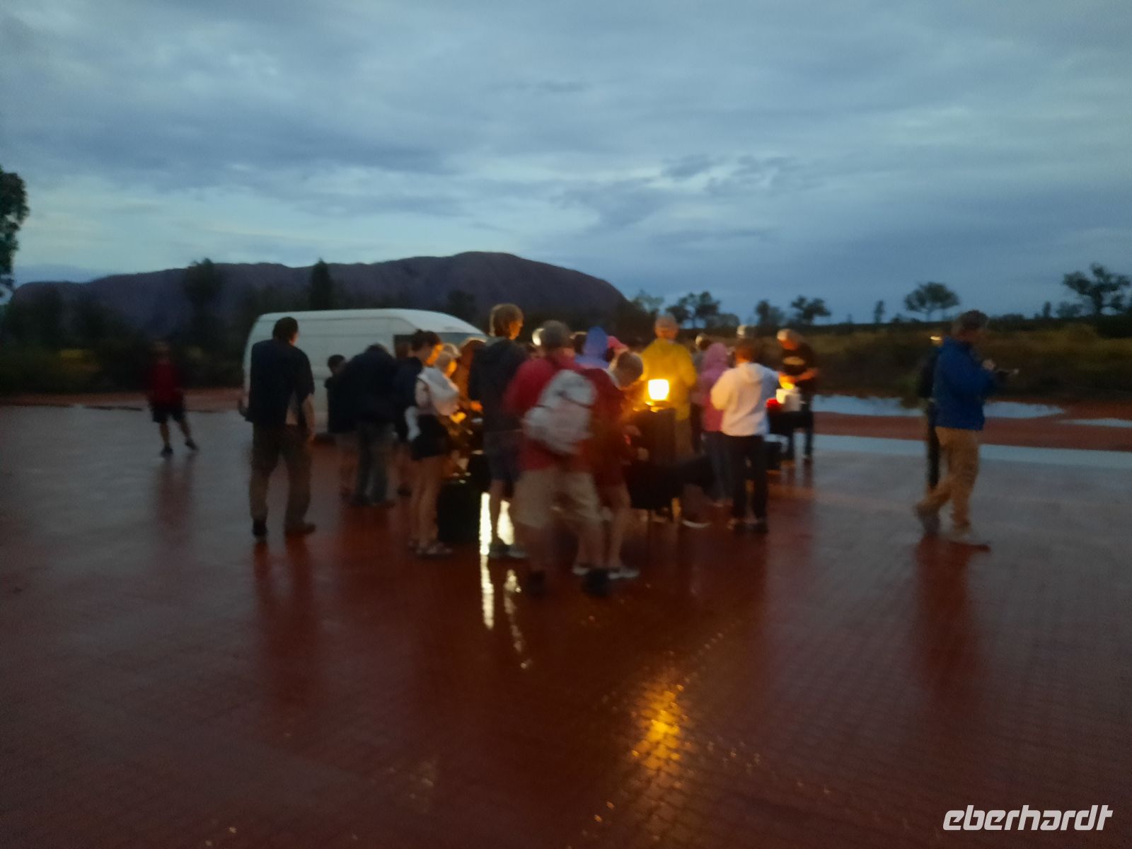 zum Sonnenaufgang am Uluru