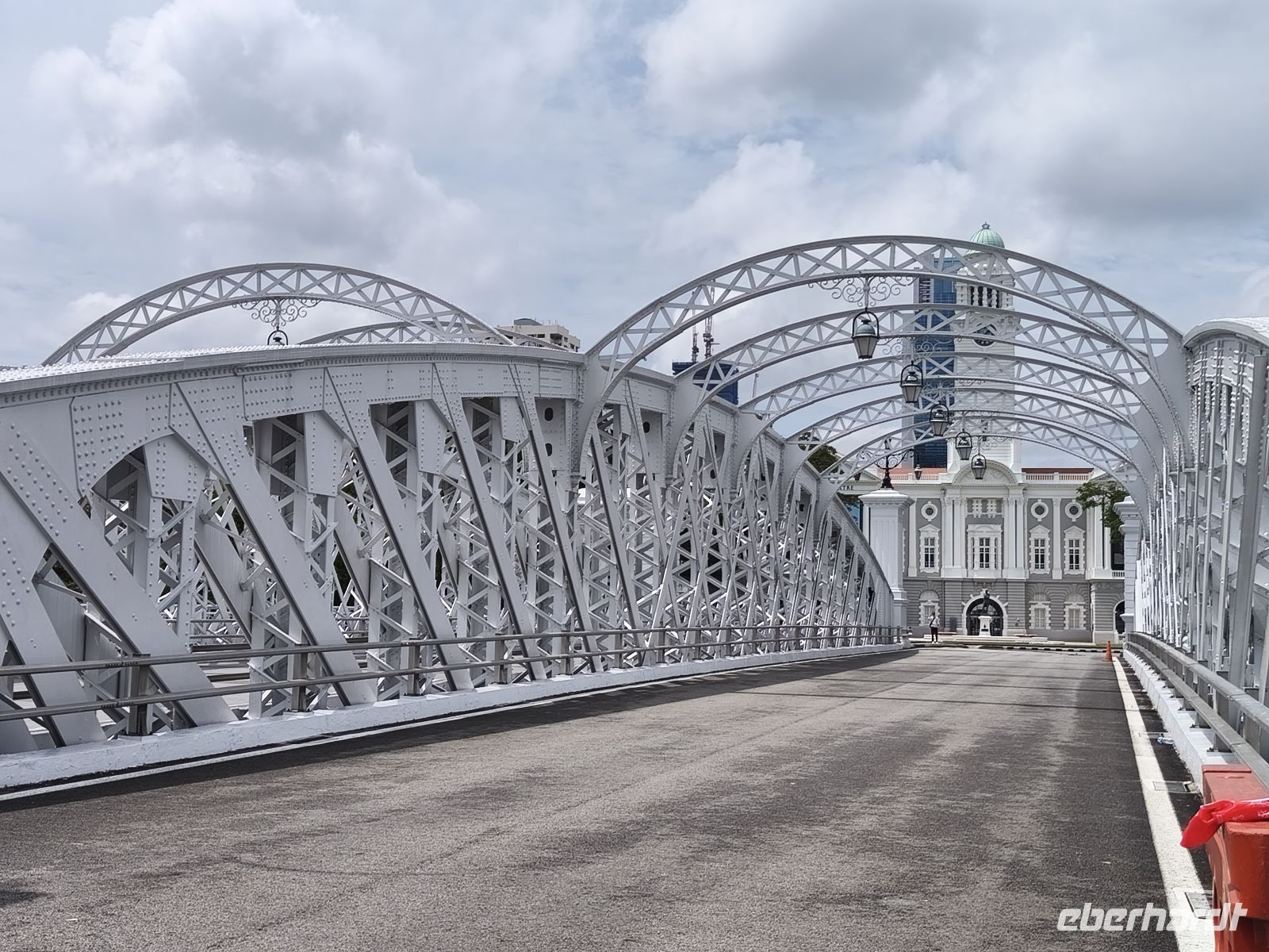 Diese Bücke ist Teil der Formel 1 Strecke