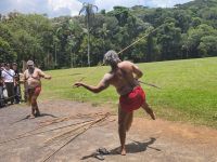unser einheimischer Guide zeigt uns seine Speerwurf-Künste