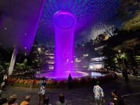 abends die Lichtshow am Jewel, künstlicher Wasserfall im Terminal 1  &ndash; &copy; Gunter Looß (Eberhardt TRAVEL)