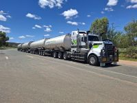ein Roadtrain mit nur 4 Kesselwagen &ndash; &copy; Gunter Looß (Eberhardt TRAVEL)