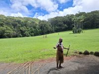 unser Guide zeigt und seine Speerwurfkünste &ndash; &copy; Gunter Looß (Eberhardt TRAVEL)