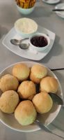 255 Scones mit Kaffee und Tee für uns