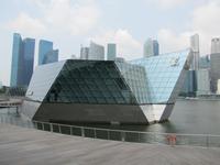 Louis Vuitton Shop mit der Skyline von Singapur
