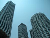 Skyline von Singapur, mit dem Swisshotel (links)