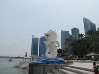 Singapur Löwe und die Skyline von Singapur