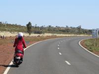 mit dem Moped durch das Outback