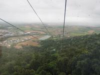 Mit der längsten Seilbahn der südlichen Hemisphäre über das Blätterdach des Regenwaldess