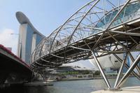 Singapur – Doppel-Helix-Brücke zum Marina Bay Sands Hotel