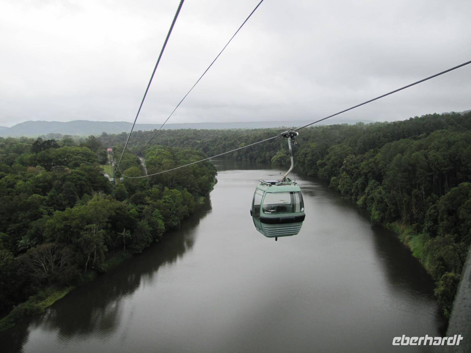 Mit der längsten Seilbahn der südlichen Hemisphäre über das Blätterdach des Regenwaldes