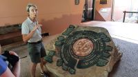 Rundreise Australien - Esther beim Besuch des Warradjan Aboriginal Kulturzentrums