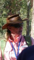 Rundreise Australien - Reiseleiterin Bettina am Uluru im Outback