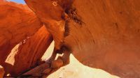 Rundreise Australien - Spaziergang am Uluru im Outback