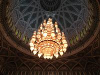 101 Männergebetshalle in der Sultan Qaboos Moschee in Muscat (Oman) &ndash; &copy; Patrick Fritzsche (Eberhardt TRAVEL)