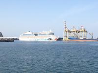 138 die AIDAblu im Hafen von Muscat &ndash; &copy; Patrick Fritzsche (Eberhardt TRAVEL)