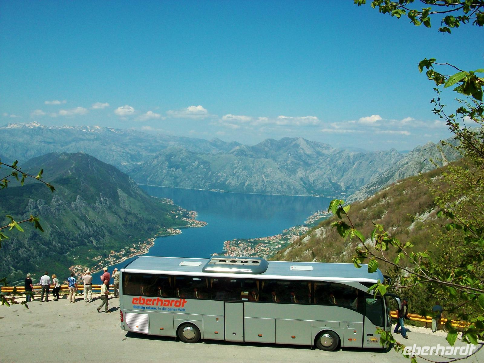 Unser Reisebus über der Kotorbucht