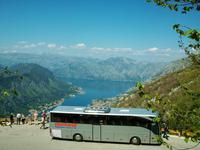 Unser Reisebus über der Kotorbucht