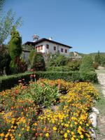 Blumen vor dem Rozhen-Kloster Bulgarien
