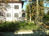 eine Villa am Strassenrand