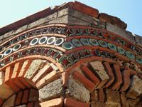 Detail einer Kirche mit Keramikverzierung