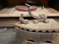 Buegeleisen und Plattenspieler