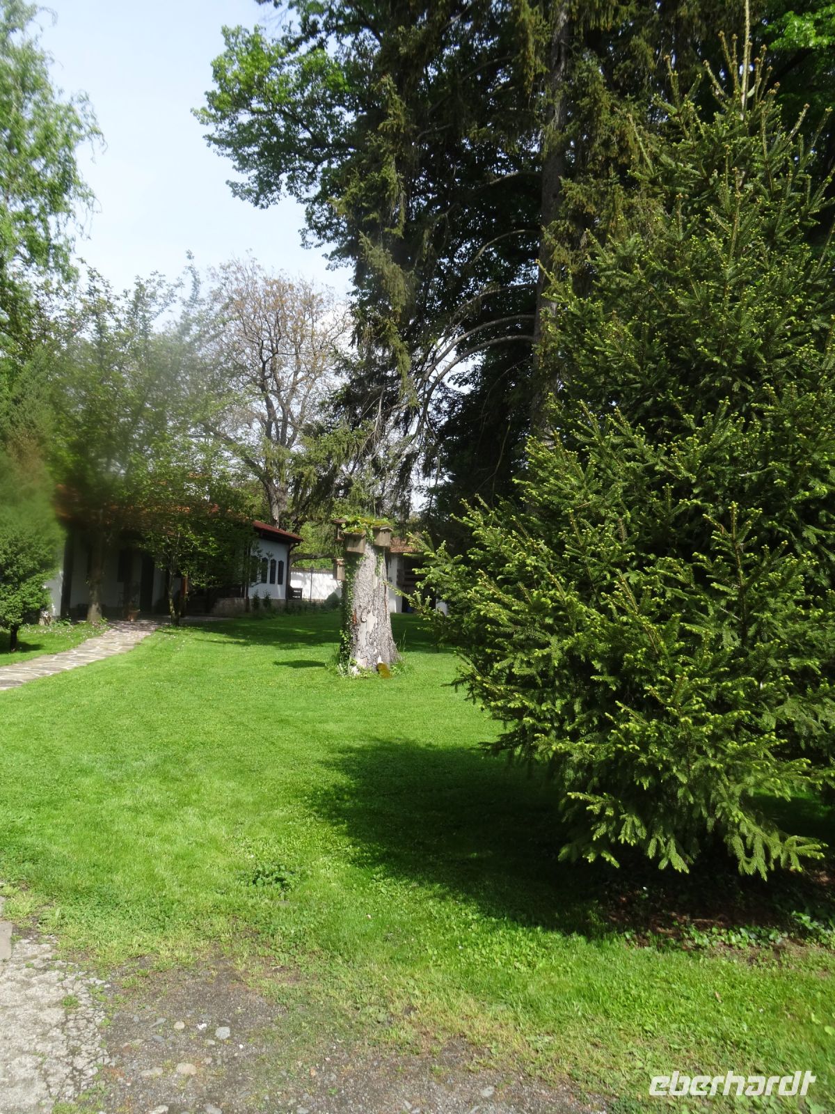 Im Garten der Rosenöldestillerie in tarnicheni