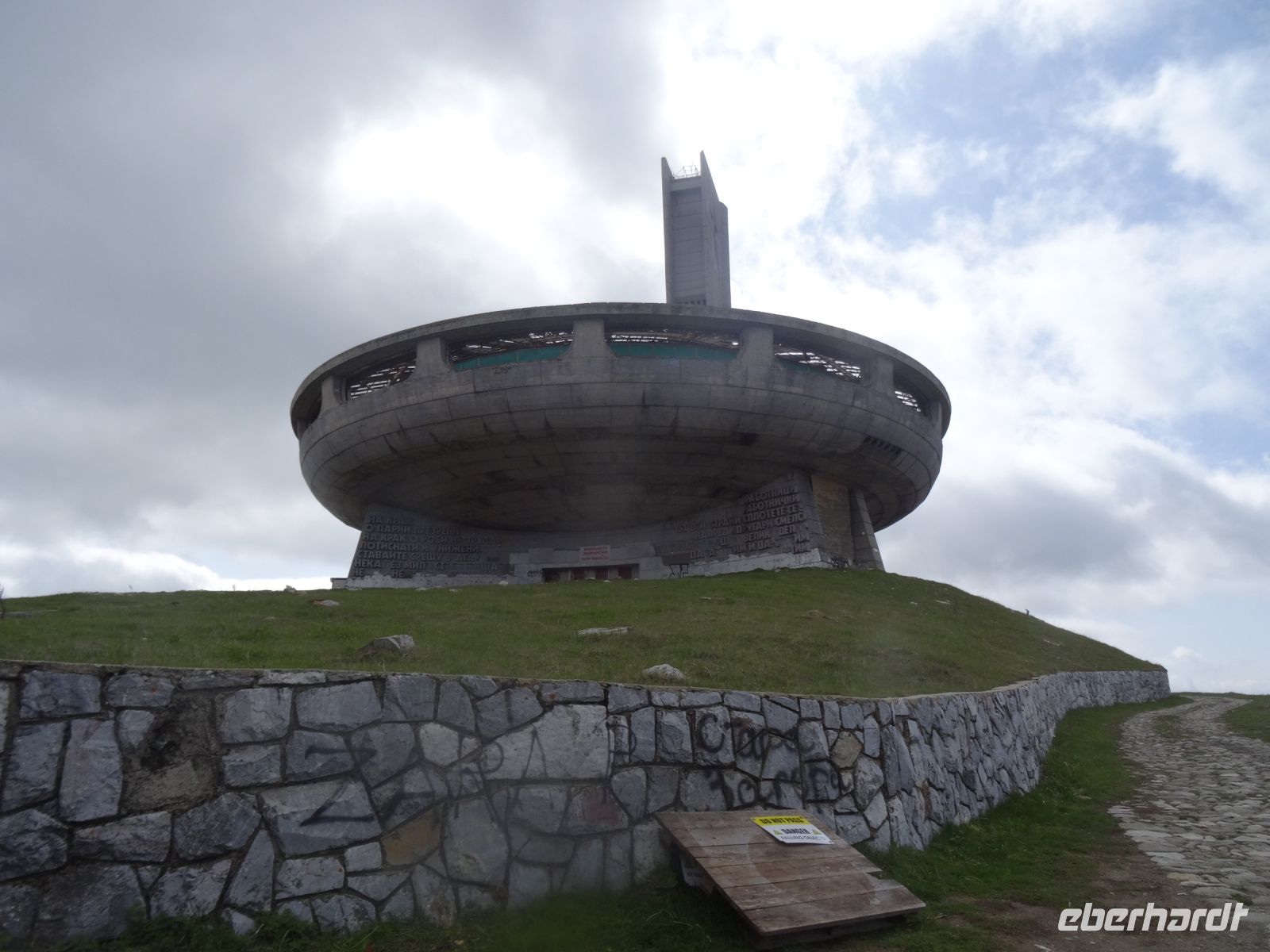 Das Denkmal ähnelt einem Ufo