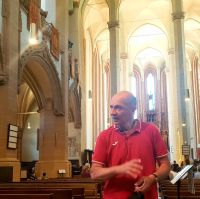 Teodor erklärt uns die Geschichte der Schwarzen Kirche. Rundreise Rumänien und Bulgarien.  &ndash; &copy; Martina Wegener (Eberhardt TRAVEL)