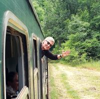 Fahrt mit der Schmalspurbahn. Die Reisebegleitung genießt es auch. Rundreise Rumänien und Bulgarien.  &ndash; &copy; Martina Wegener (Eberhardt TRAVEL)