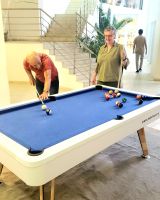 Eine Partie Billard im Hotel am Goldstrand: Reiseleiter gegen Reisebegleiterin... Rundreise Rumänien und Bulgarien.  &ndash; &copy; Martina Wegener (Eberhardt TRAVEL)