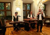Tradionelles Essen und Folklore an unserem letzten Abend in Bukarest. Rundreise Rumänien und Bulgarien.  &ndash; &copy; Martina Wegener (Eberhardt TRAVEL)