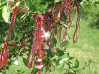 Marteniza - eine Art Glücksbringer der am 1. März an Bäumen angebracht wird