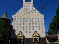 Riga - Hauswand mit allen Stadtwappen Lettlands