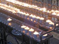 Lichter zur Messe in der Kathedrale von Vilnius 