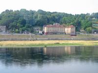 am Flussufer entlang in die Stadt 