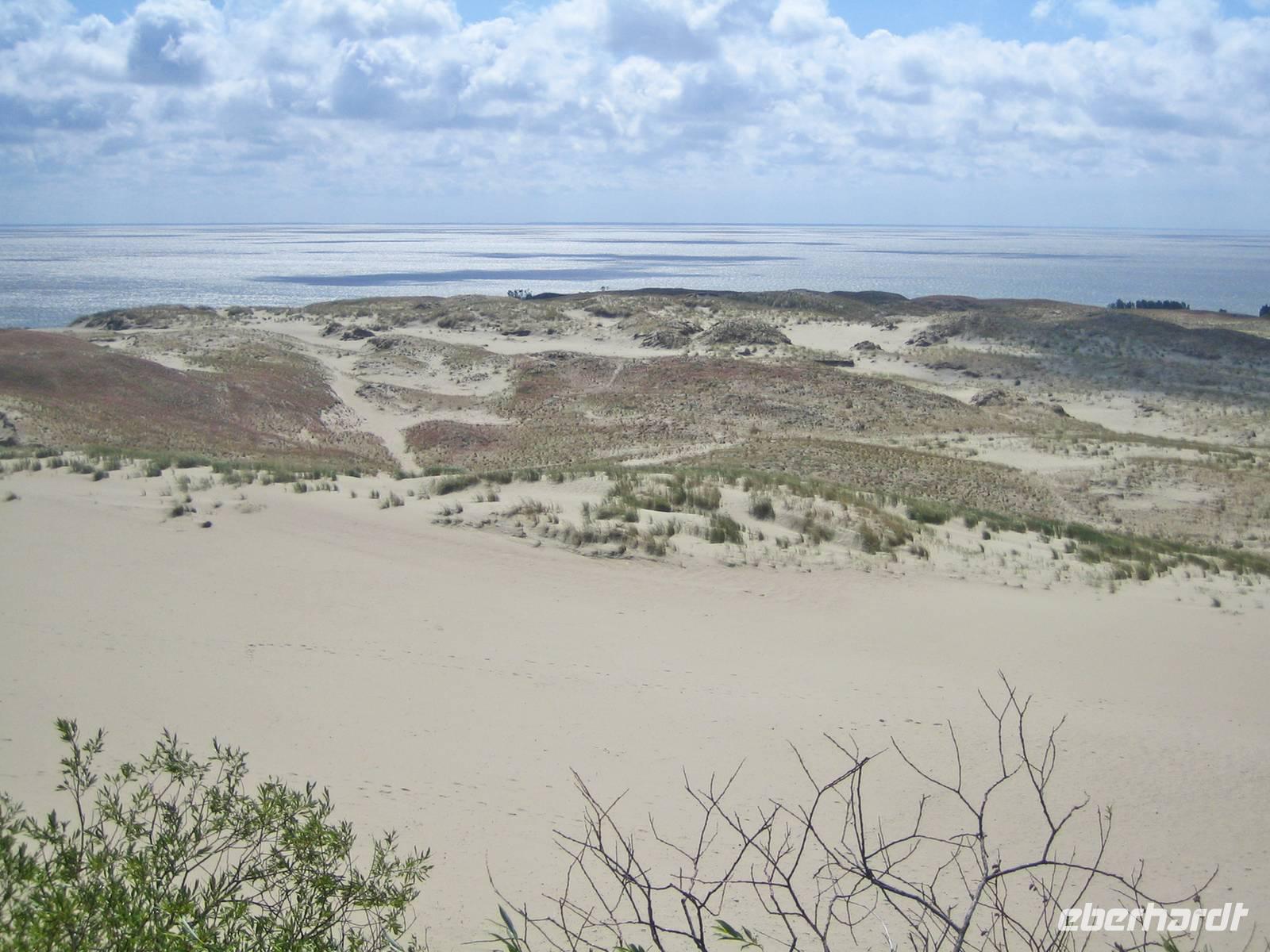 schimmerndes Wasser und feiner Sand 