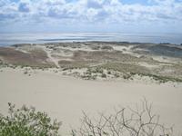 schimmerndes Wasser und feiner Sand 