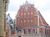 das Schwarzhäupterhaus in Riga mit den vier Wappen der Hansestädte 