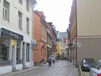 im Regen durch schmale Straßen ... 