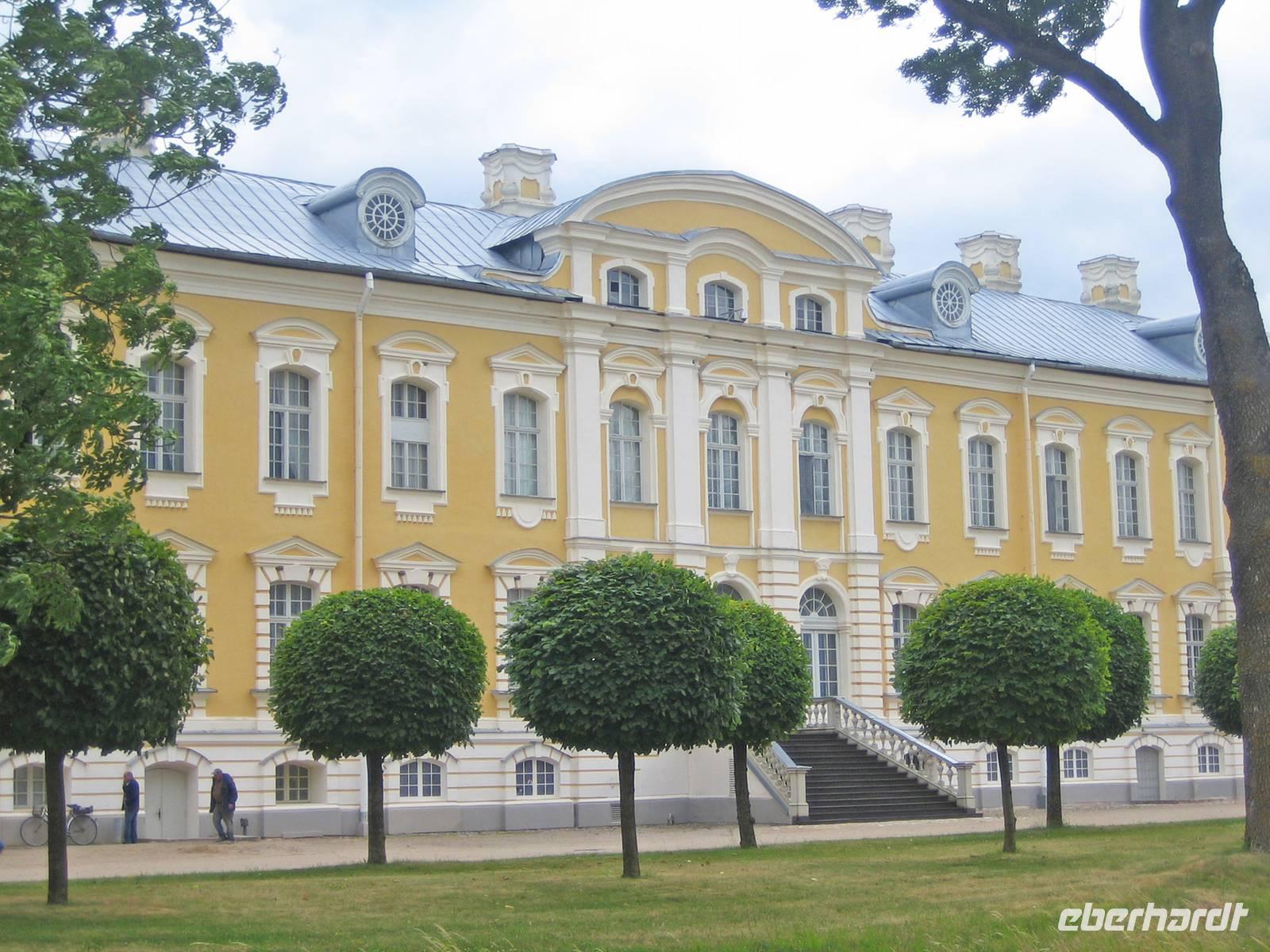 Blick von der Parkanlage aufs Schloss 